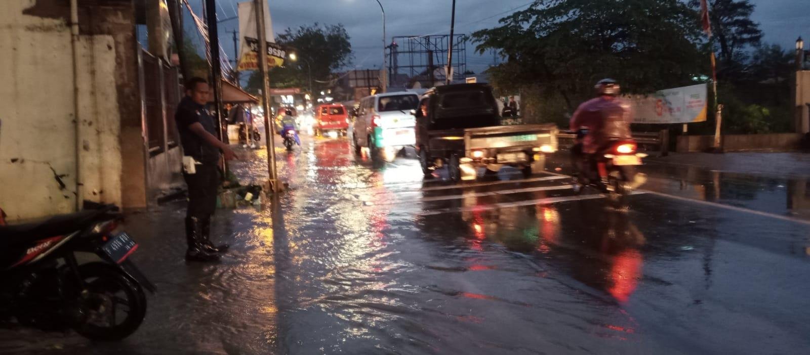 Luapan Air Irigasi Jalan Raya Leuwiliang jadi Langganan Banjir