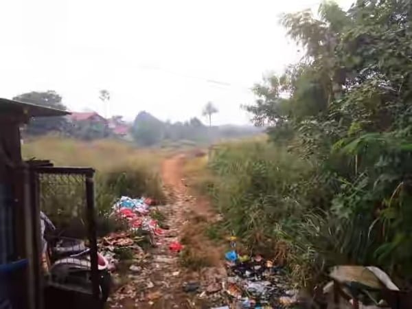 Mangkrak Pembangunan Terminal Parung di penuhi Ilalang dan Sampah