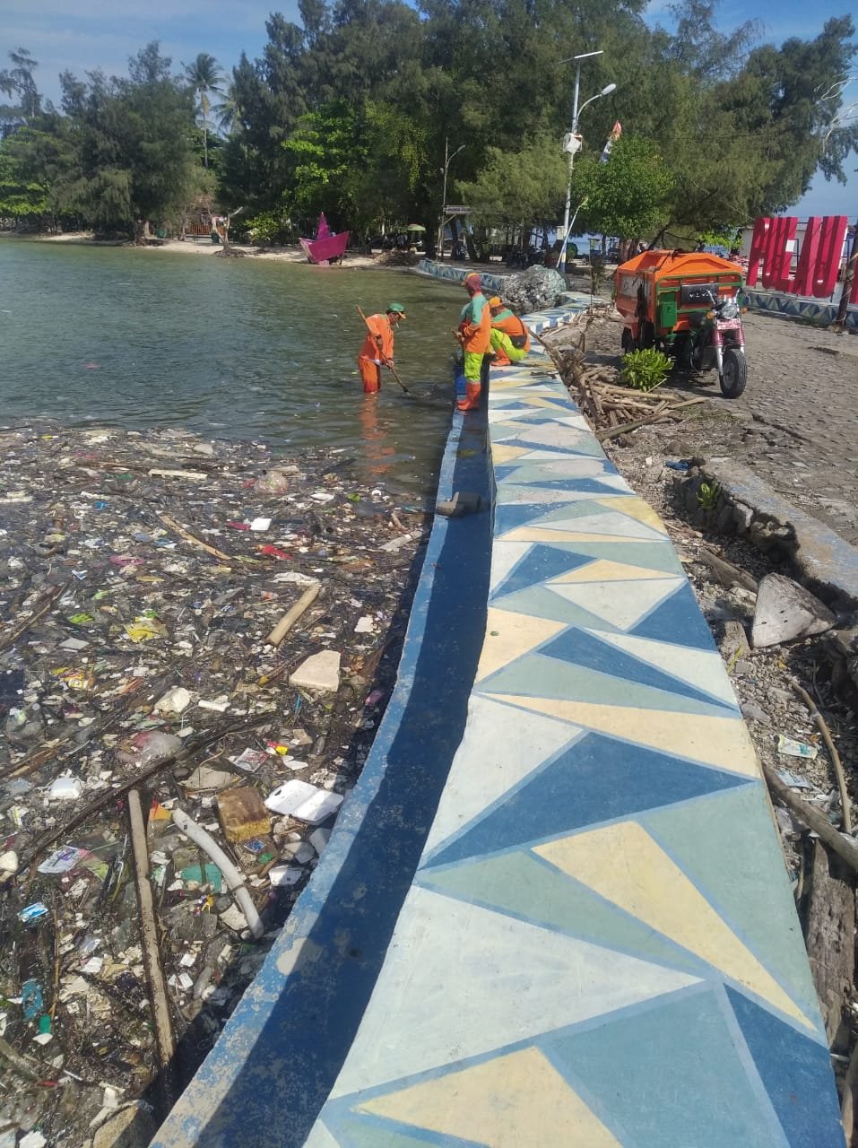 Warga di Pulau Tidung