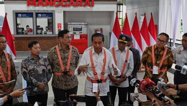 Resmikan pengembangan stasiun